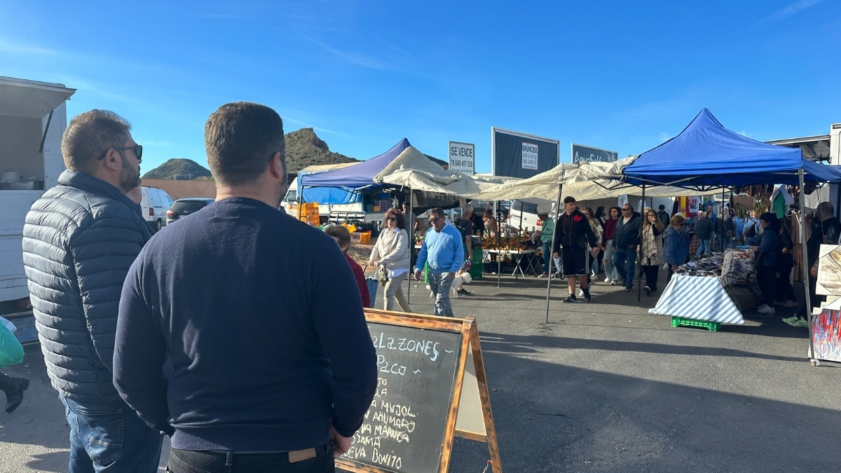 Comercio Busca El Consenso Entre Los Vendedores Del Mercadillo De Cabo