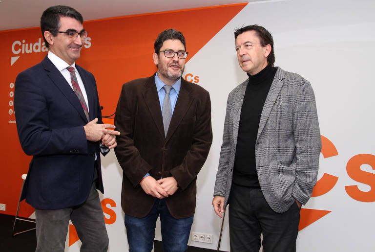 El exdiputado Miguel López-Morell, el exportavoz Miguel Sánchez y el ahora portavoz parlamentario, Juanjo Molina. Foto: Cs.