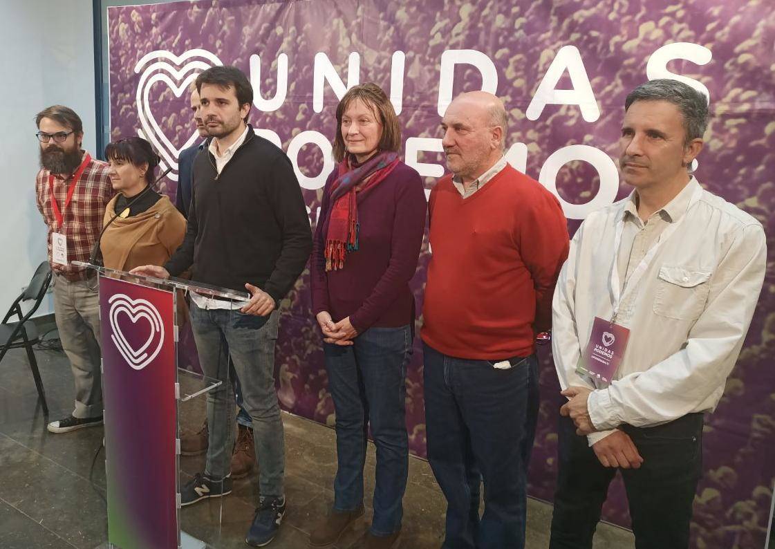 Javier Sánchez Serna, en la noche electoral, rodeado de miembros de Podemos e Izquierda Unida. FOTO: UP