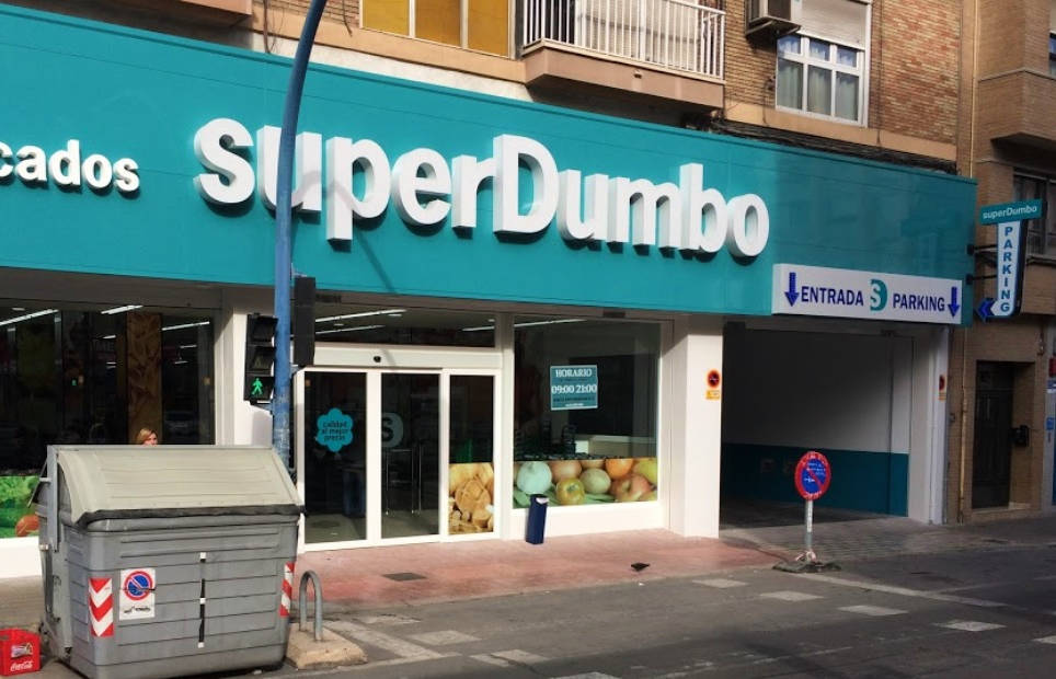 Exterior del SuperDumbo de Alicante, en la avenida de Aguilera. Foto: AP