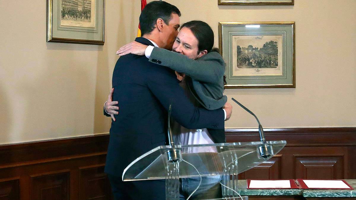 Sánchez e Iglesias se abrazan tras su acuerdo. Foto: EFE