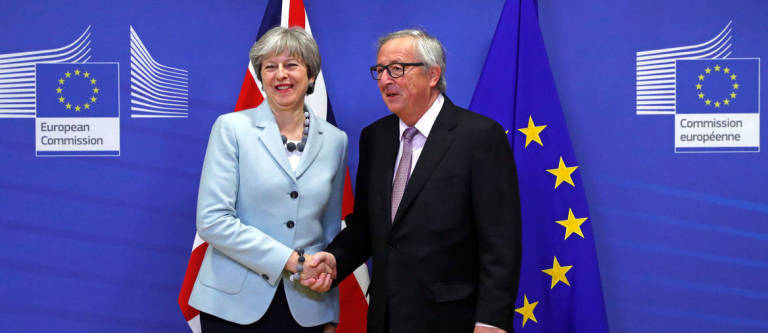 Theresa May y Jean-Claude Juncker / YVES HERMAN (REUTERS)