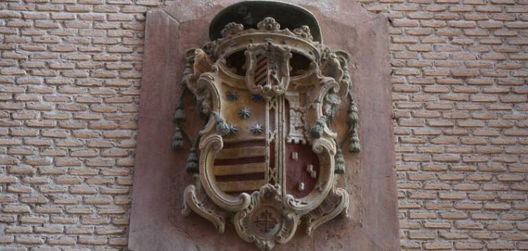 Escudo con la torre invertida del Palacio Episcopal