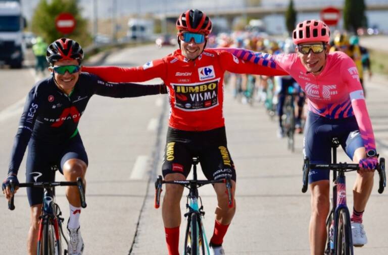 Foto: Richard Carapaz, Primoz Roglic y Hugh Carthy, podio de La Vuelta - PHOTO GOMEZ SPORT