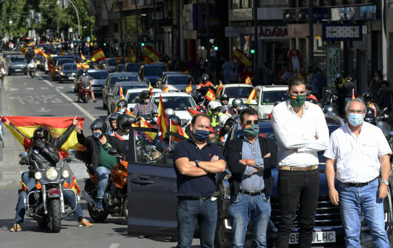 José Ángel Antelo (segundo por la dcha.) junto con otros dirigentes, en la manifestación del 12 de octubre. Foto: OMEGA
