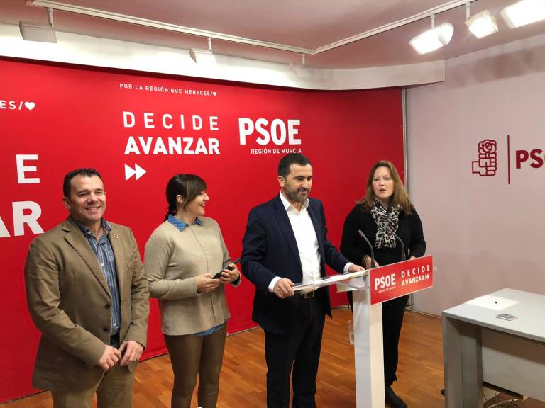 El diputado del PSOE, Juan Luis Soto, junto con dirigentes socialistas en Princesa. Foto: PSRM-PSOE