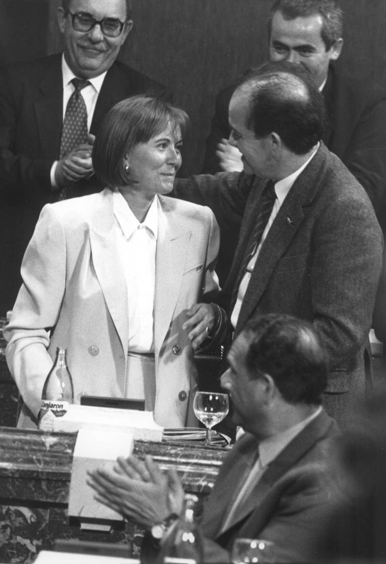 María Antonia Martínez, investida presidenta en 1993, recibe la felicitación de José Plana. Foto: J. F. MORENO (EFE)