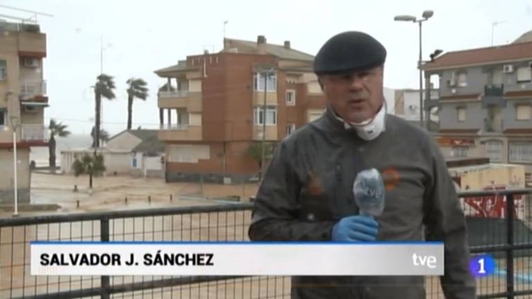 Salvador Sánchez, de TVE, informando de las últimas inundaciones en Los Alcázares