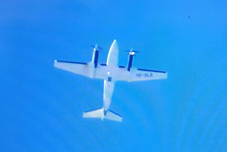 El avión Beechcraft Super King fotografiado desde tierra