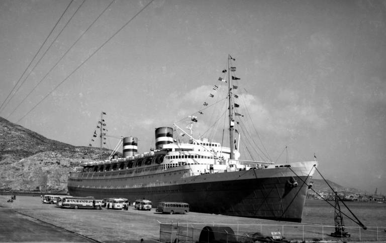 El crucero de pasajeros holandés Nieuw Amsterdam atracado en el muelle de La Curra del puerto de Cartagena