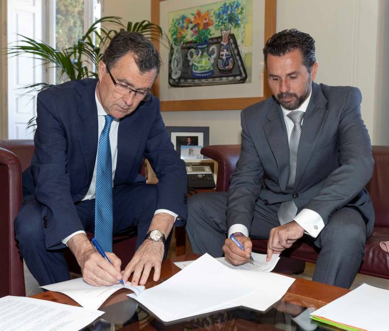  Ballesta y Gómez firman el pacto del gobierno del Ayuntamiento de Murcia. Foto: M. Guillén (EFE)