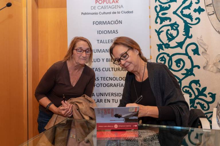 María Dueñas firmando un libro. Foto: Ayuntamiento de Cartagena