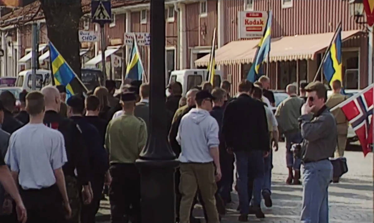 A la derecha Stieg Larsson observa una manifestación nazi