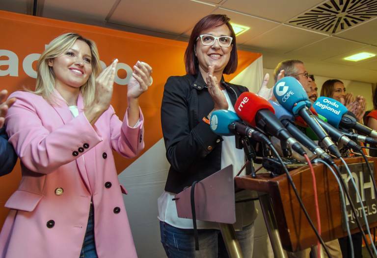 Isabel Franco y Ana Martínez Vidal, en 2019, en la noche electoral autonómica. Foto: CRISTÓBAL OSETE (EFE)