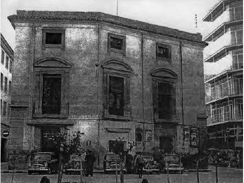 Palacete de la Riva, con parada de taxis en la puerta. Foto 1959