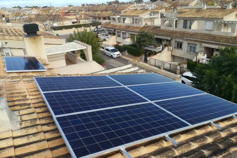 Familias numerosas y dueños de casas con placas solares solicitar bonificación fiscal del IBI - Murciaplaza