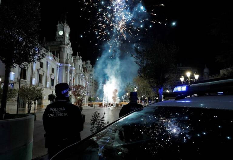 La Policía vigila los accesos a la Plaza del Ayuntamiento de València en Nochevieja. Foto: EFE/Manuel Bruque