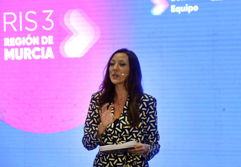 La periodista Carmen María Conesa condujo el evento. Foto: JUANCHI LÓPEZ