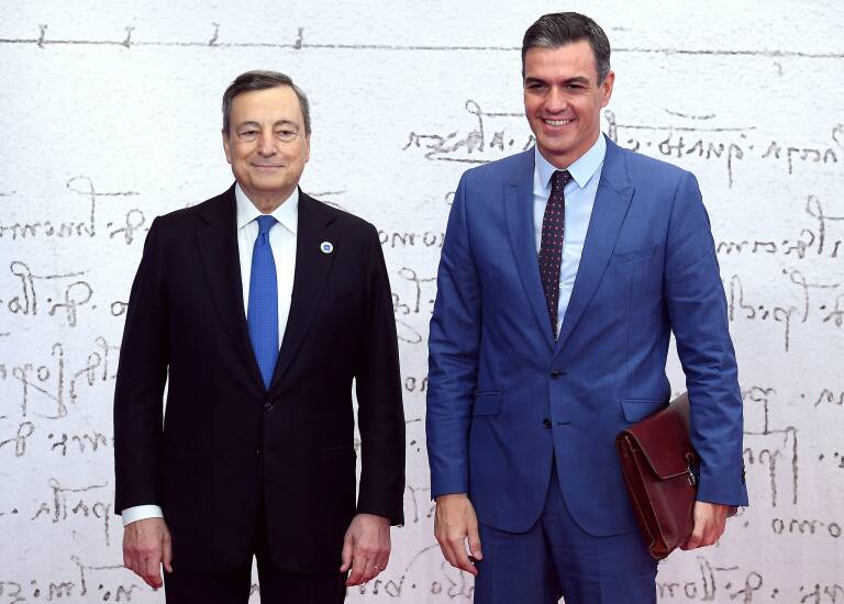 Mario Draghi y Pedro Sánchez. Foto: EFE/EPA/ETTORE FERRARI / POOL