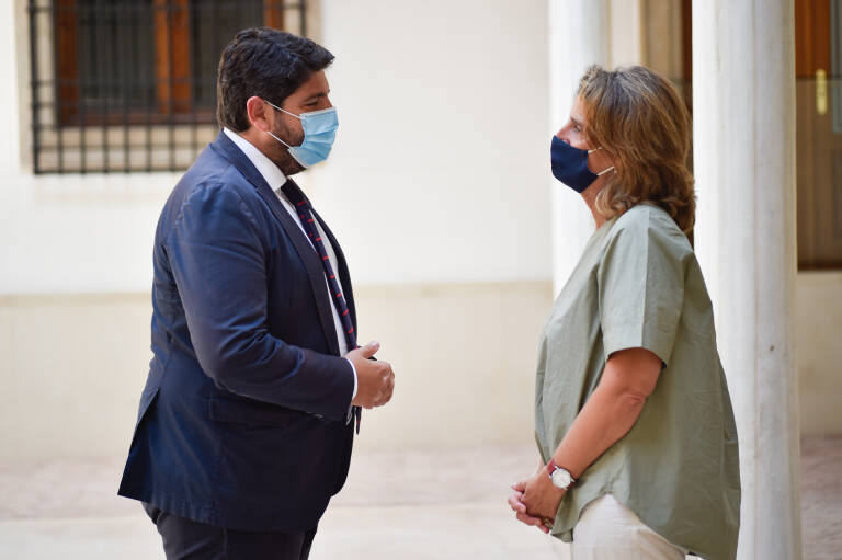 Fernando López Miras y Teresa Ribera, este verano, en Murcia. Foto: EDU BOTELLA (EP)