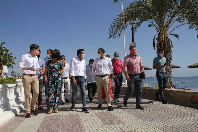 Una delegación de diputados y senadores de Ciudadanos, en una visita al Mar Menor. Foto: EP