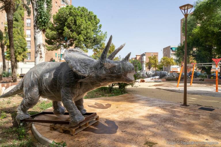 Los dinosaurios abren, por fin este jueves, las puertas del Parque Sauces -  Murciaplaza