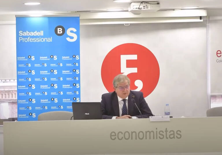 Ramón Madrid, decano del Colegio de Economistas de la Región, en la presentación del barómetro. 