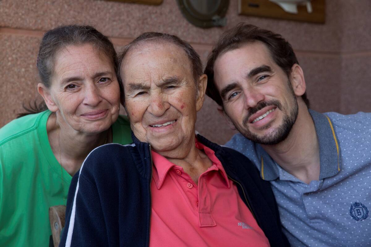 Fotografía del pasado 14 de junio de 2020 que muestra a Max Kirschberg, junto a su hija Alexandra y su nieto Luis. Foto: MARCIAL GUILLÉN (EFE)