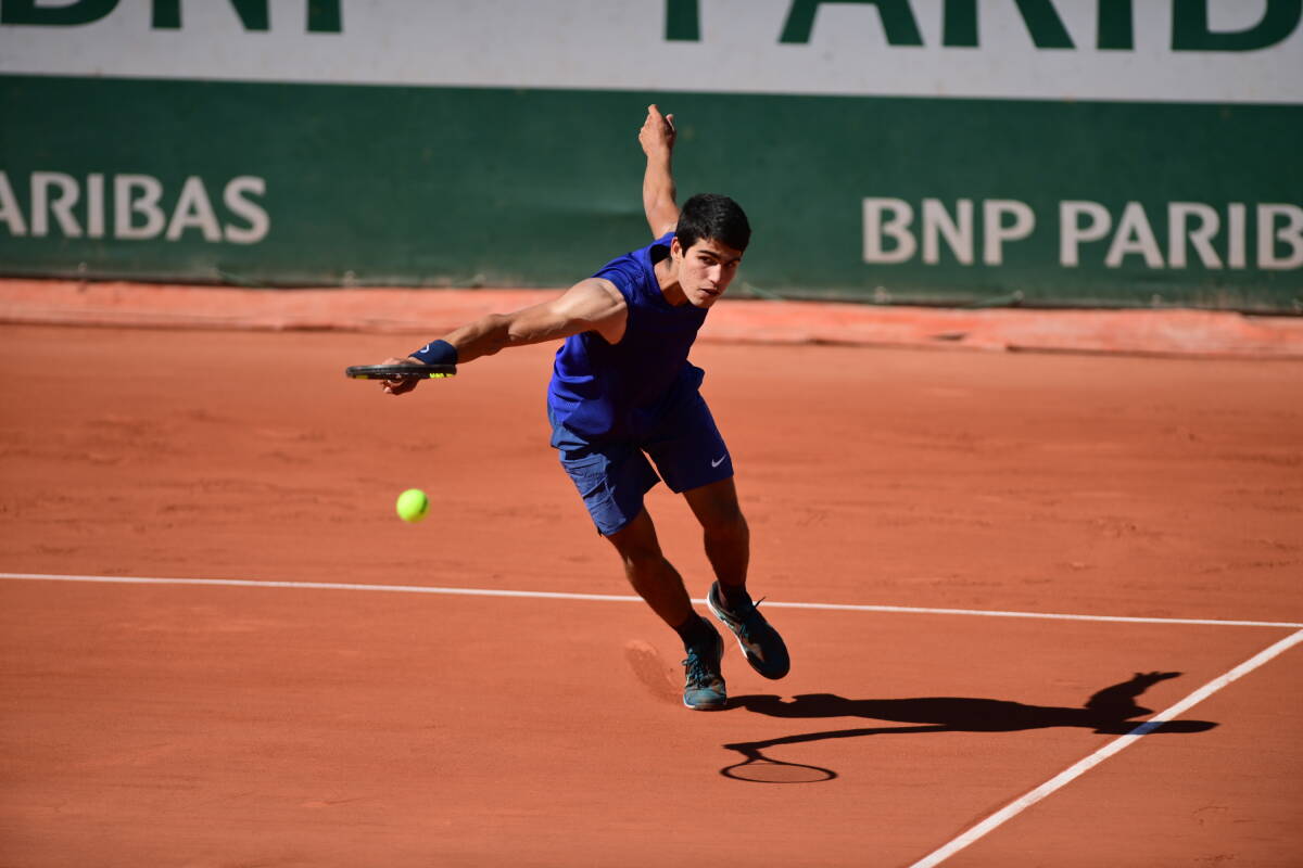 Alcaraz sigue avanzando en Roland Garros tras superar en tres sets a