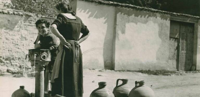 'Mujeres llenan jarras de agua' (Museo de las Culturas Europeas / Erika Groth-Schmachtenberger)