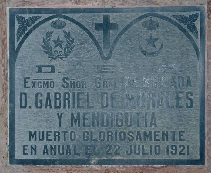 Inscripción en el Panteón de Héroes del Cementerio de Melilla.