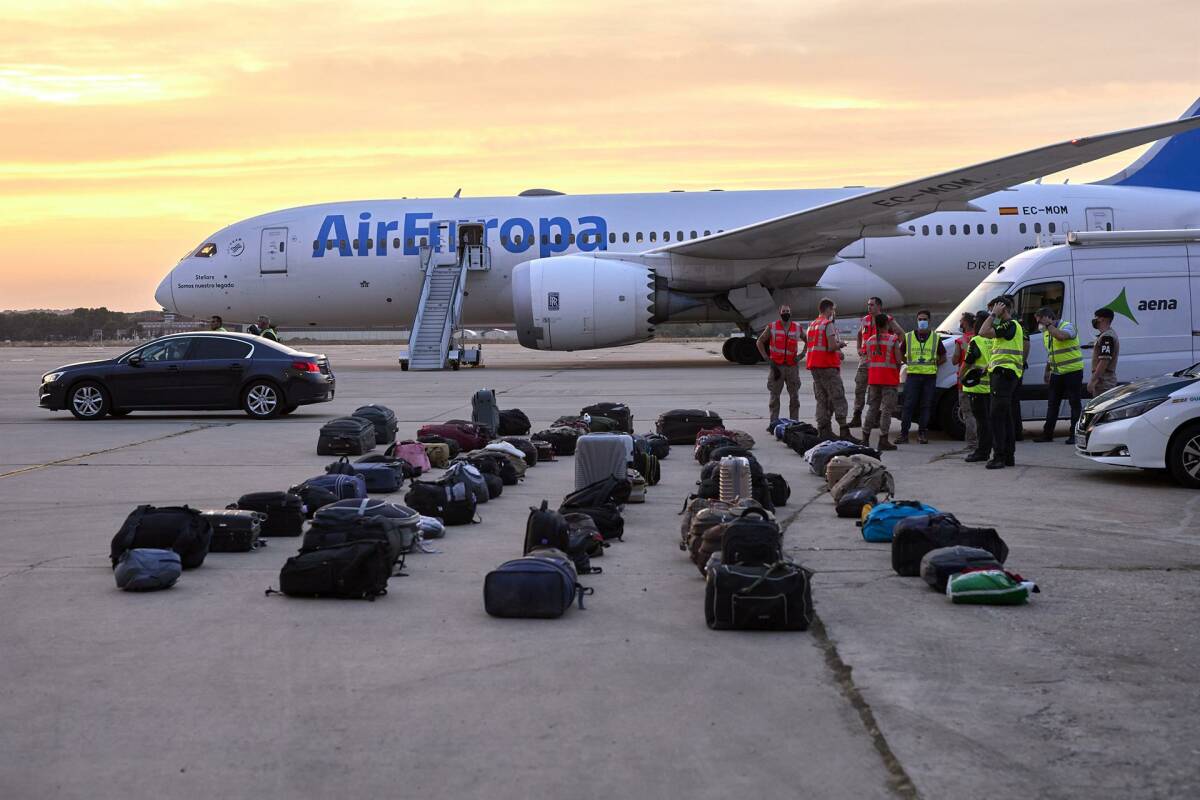 Un total de 292 personas evacuadas desde Afganistán llegan a la Base Aérea de Torrejón. Foto: MINISTERIO DE DEFENSAEquipajes de refugiados afganos en la base aérea de Torrejón de Ardoz. Foto: JESÚS HELLÍN/EP