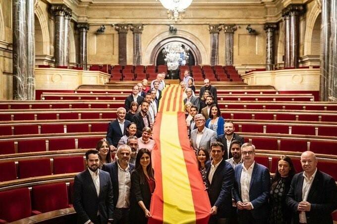 Los diputados de Ciudadanos exhiben una bandera de España y de Cataluña en el Parlament, en 2019. Foto: CS