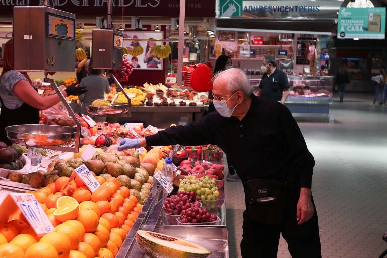Una frutería del Mercado Central de Valencia. Foto: IVÁN TERRÓN/EP