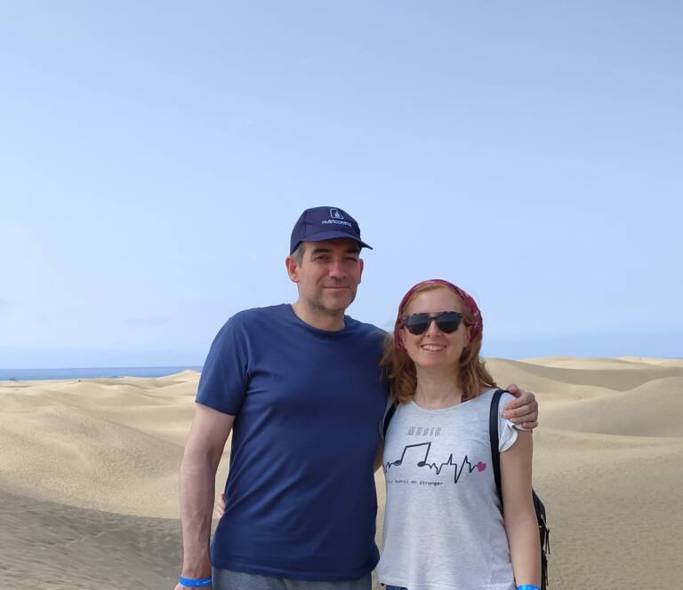 Juan José Liarte y su esposa, en las dunas de Maspalomas, Las Palmas de Gran Canaria. Foto: J. J. L.
