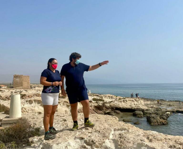 Fernando López Miras, este sábado, en el Parque Regional de Cabo Cope y Puntas de Calnegre, junto con Eva Reverte, presidenta del PP de Águilas. Foto: CARM