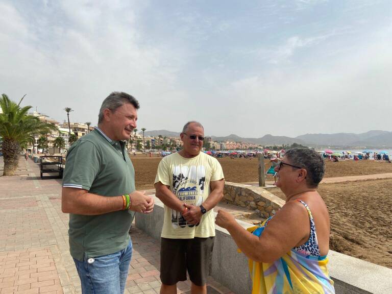 Pascual Salvador saluda a unos vecinos en Puerto de Mazarrón. Foto: VOX