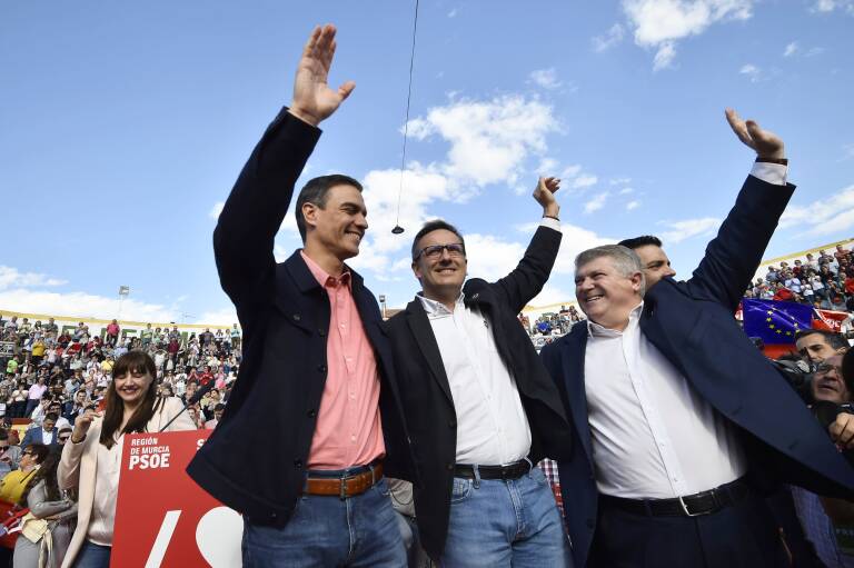 Pedro Sánchez, Diego Conesa y Pepe Vélez, en Calasparra, en 2019. Foto: JAVI CARRIÓN (EP)