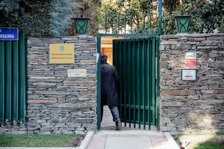 La puerta de la embajada de Ucrania en Madrid. Foto: CARLOS LUJÁN/EP