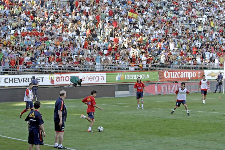 La Selección española, en 2010, entrena en Murcia ante unas repletas gradas del estadio Nueva Condomina. Foto: JUAN FRANCISCO MORENO (EFE)