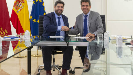 El presidente de la Región de Murcia, Fernando López Miras, y el presidente de la Diputación de Alicante, Carlos Mazón, reunidos en Murcia.