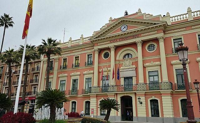 74 empresas pugnan por el contrato de vigilancia y seguridad en edificios municipales de Murcia.