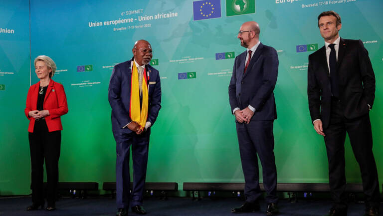 El ministro de Relaciones Exteriores de Uganda niega el saludo a la presidenta de la Comisión Europea. REUTERS