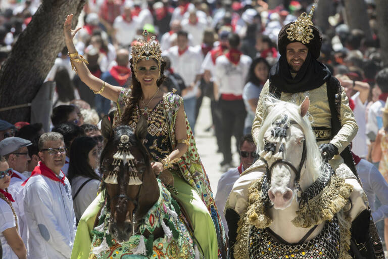 El sultán Ceyt Abuceyt y la sultana Aixa durante las fiestas de Moros y Cristianos y Caballos del Vino de Caravaca de la Cruz de 2017. Foto: EFE/Marcial Guillén