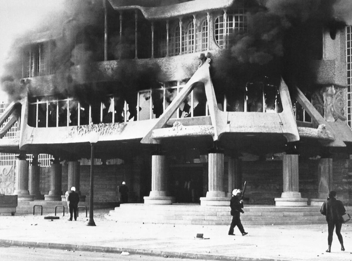 La Asamblea Regional, en llamas, el 3 de febrero de 1992. Foto: ARCHIVO EFE
