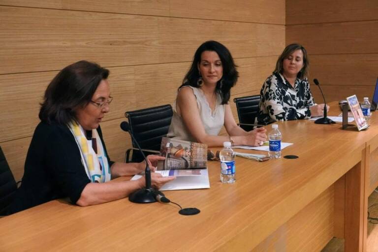 Presentación del libro con la concejal de Educación, Irene Ruiz Roca, y la directora del Museo, Elena Ruiz Valderas