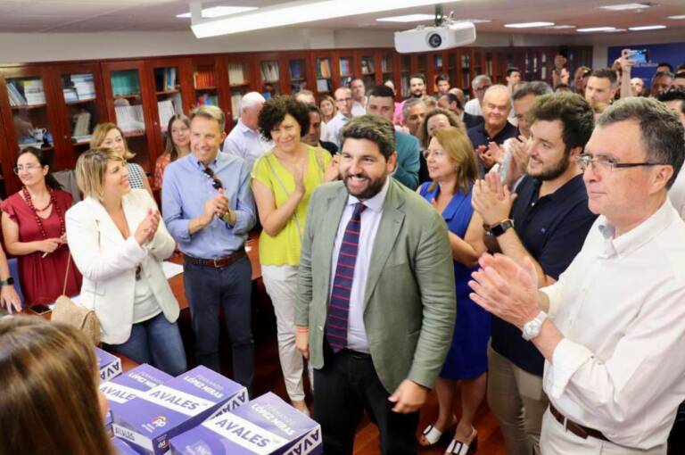 El PP (alcaldes, concejales y afiliados en la imagen) respalda a López Miras. Foto: PP