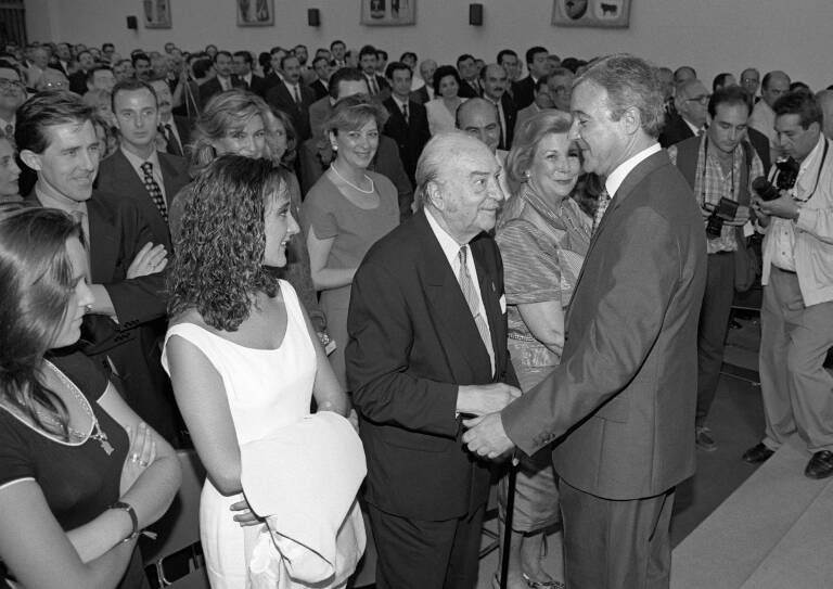 Ramón Luis Válcarcel saluda a su padre ante sus dos hijas tras tomar posesión en el Palacio de San Esteban, en 1995. Foto: J. F. MORENO (EFE)