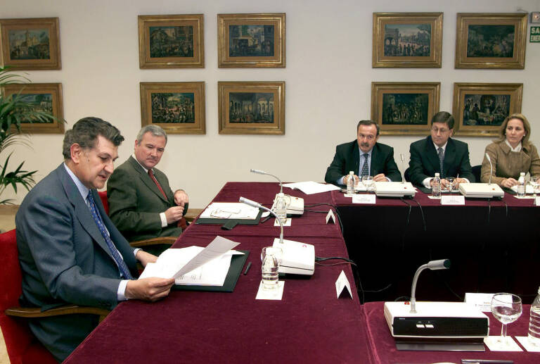 El ministro de Administraciones Públicas, Jesús Posada, junto con el presidente murciano, Ramón Luis Valcárcel, en Murcia, en 2002, en una reunión de la Comisión Mixta de Transferencias. Foto: J. F. MORENO (EFE)