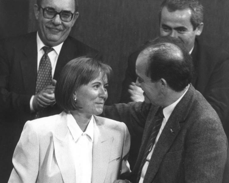 María Antonia Martínez, investida presidenta en 1993, recibe la felicitación de José Plana. Foto: J. F. MORENO (EFE)